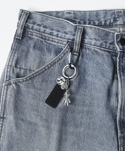 MODERMENT Carabiner Astronaut Layered Keyring – Black & Silver original view 3607697-gallery-01