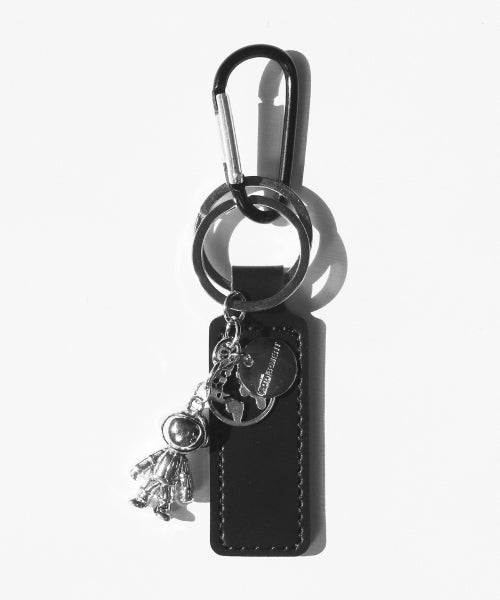 MODERMENT Carabiner Astronaut Layered Keyring – Black & Silver original view 3607697-hero-00