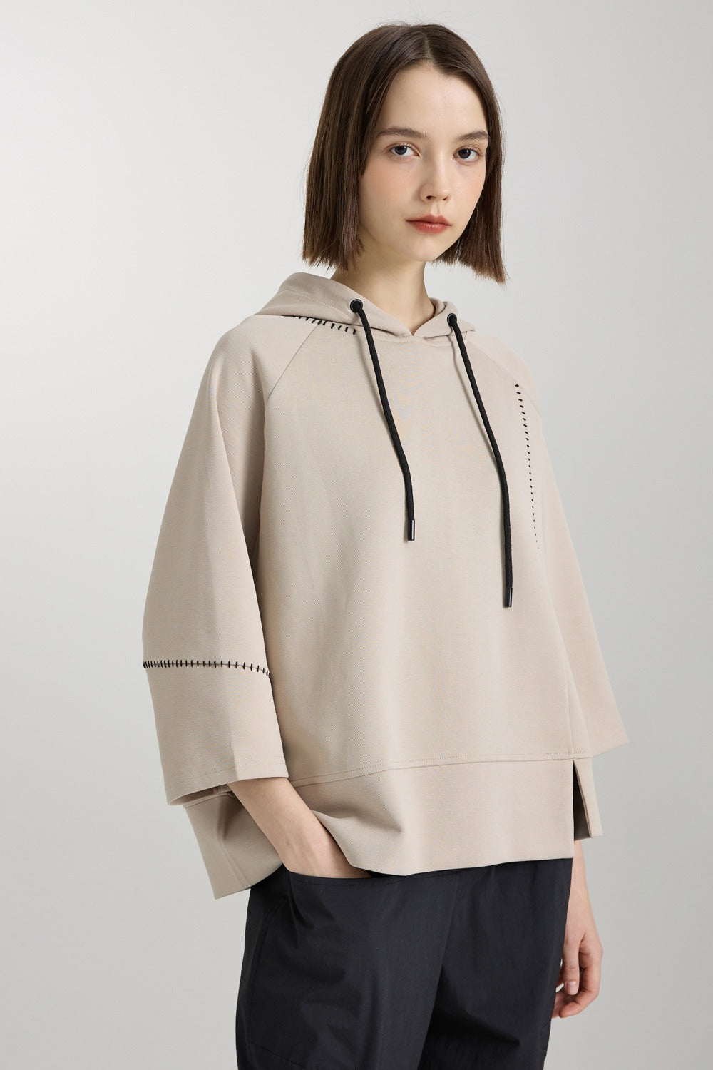 Bonispax Women's Contrast-Stitch Short-Sleeve Hoodie B1G35JTS030 — original supplier image 738-gallery-00
